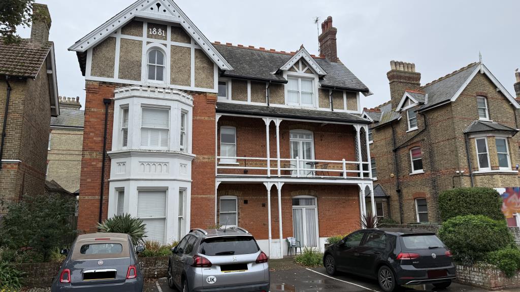Lot: 123 - TWO-BEDROOM GROUND FLOOR FLAT WITH PARKING, GARAGE AND USE OF GARDEN - Main image of building - flat is shown at the rear
